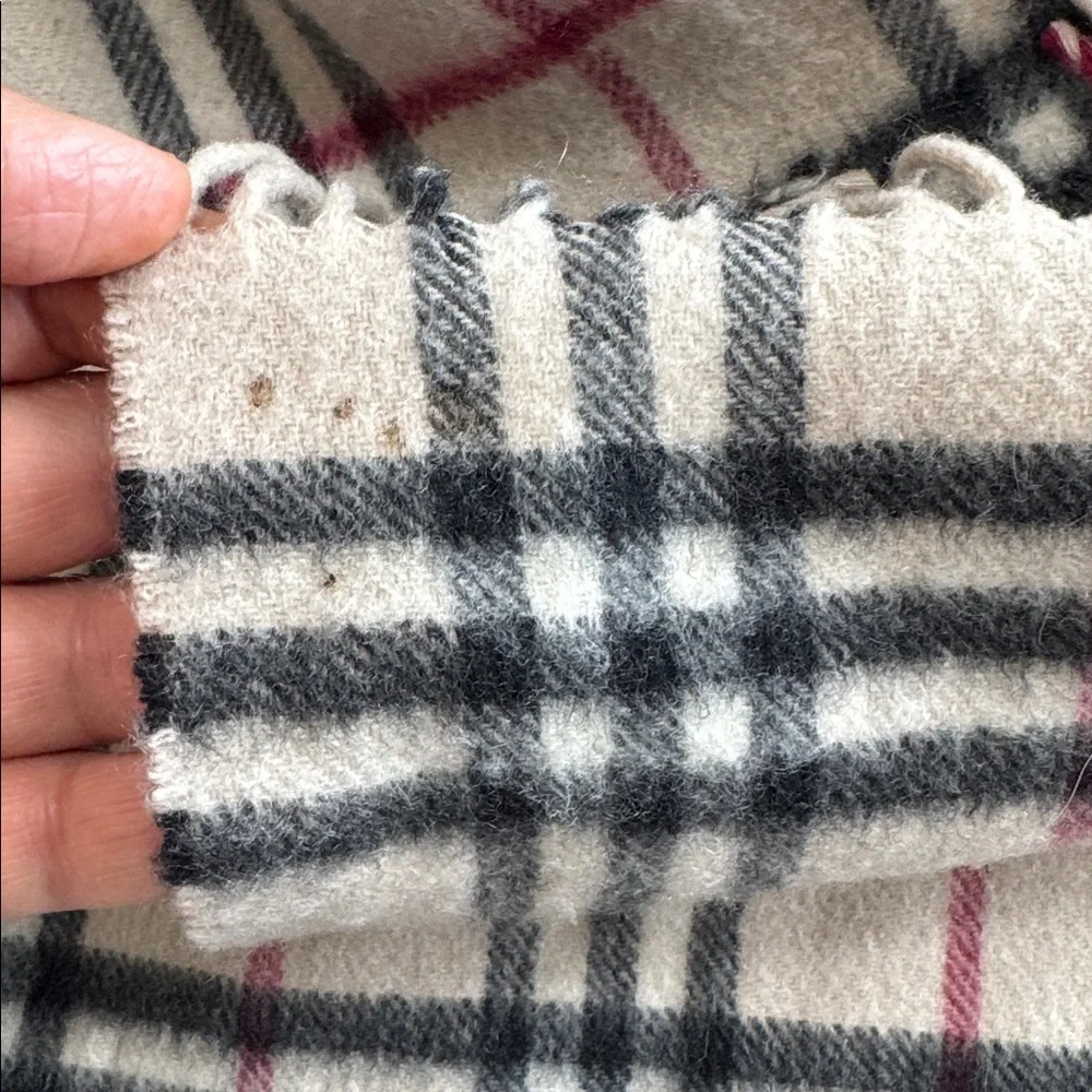 Burberry cashmere scarf - Picture 6 of 9